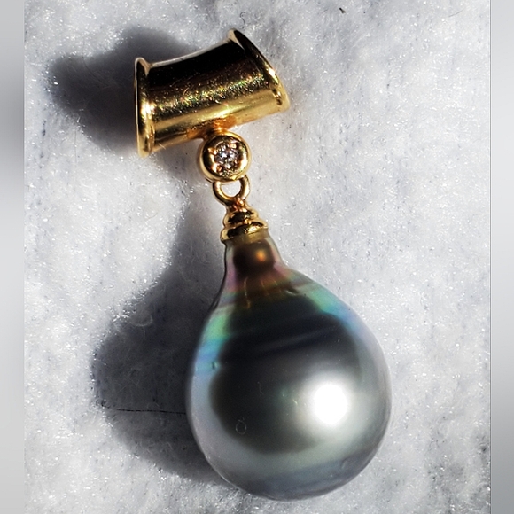 Blue Rainbow Tahitian Teardrop Pearl Pendant set in 18K YG w/ Bezel set Diamond - Picture 8 of 8